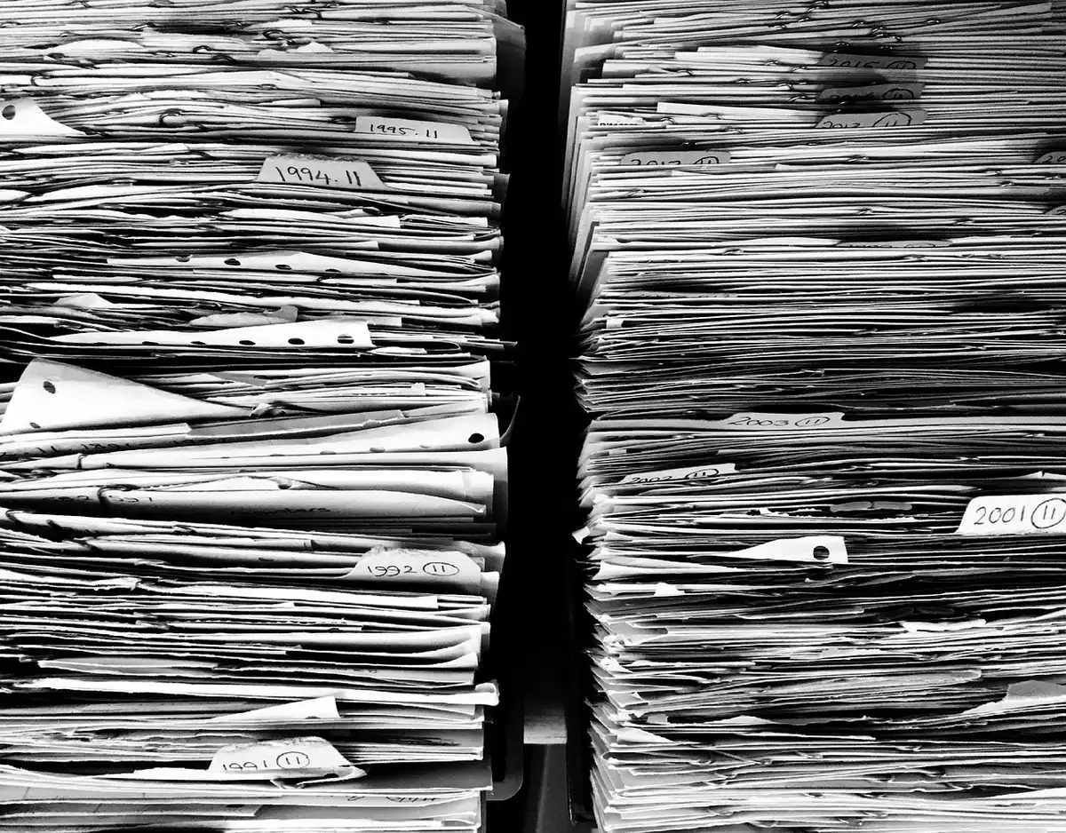 Grafico dei rendimenti dei titoli di Stato accanto a documenti sui mutui