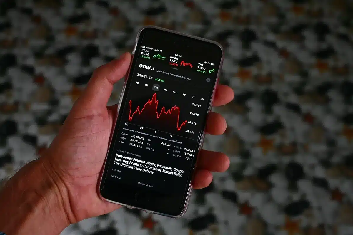 Schermate di borsa con grafico in discesa e prezzo delle azioni