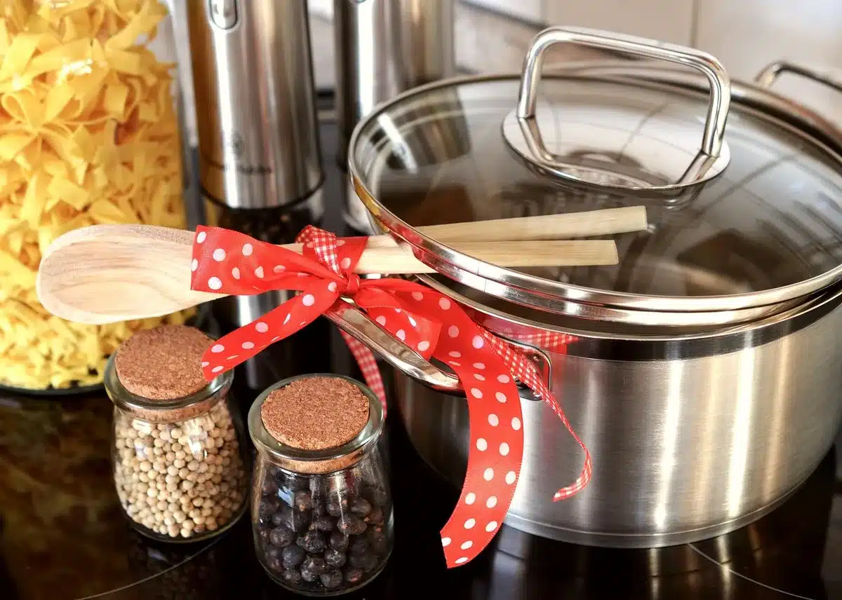 Cucina su misura con moduli integrati e finiture naturali