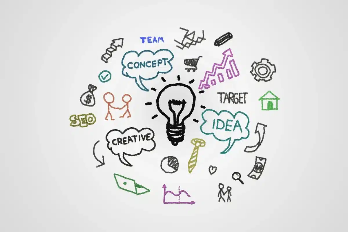 Team marketing che analizza report e metriche su schermo