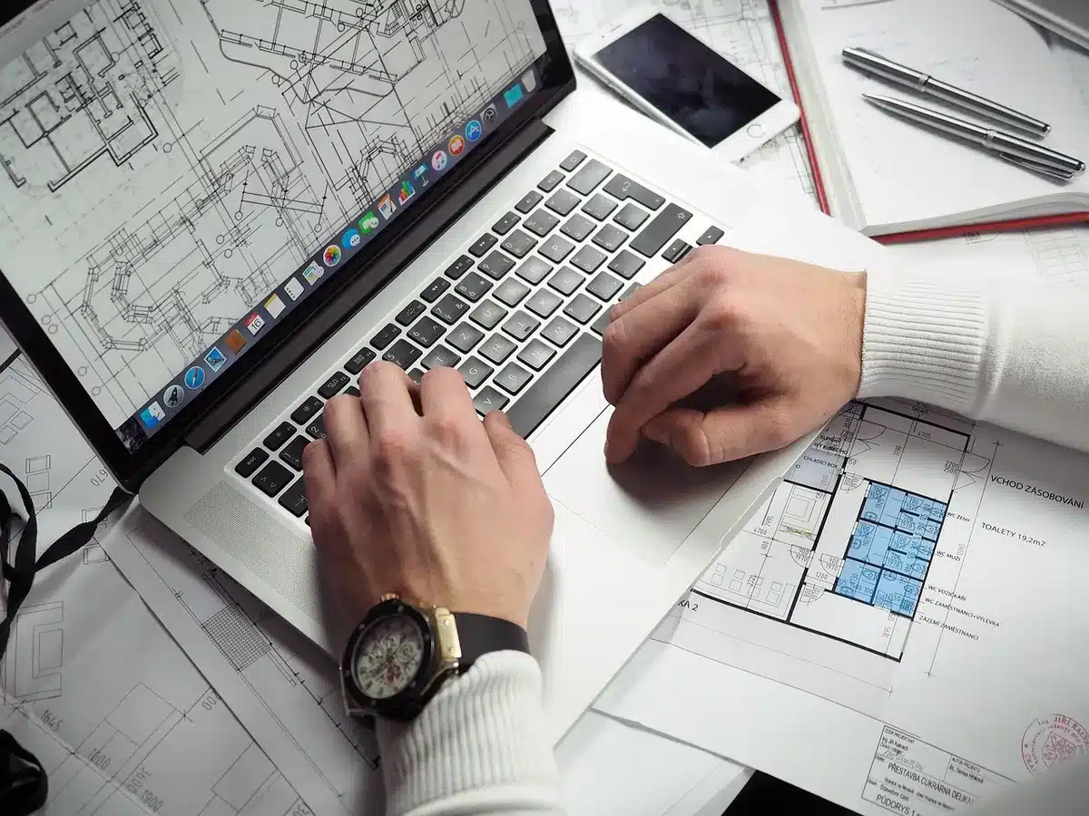 Scrivania d'ufficio con laptop e tablet che mostrano grafici generici