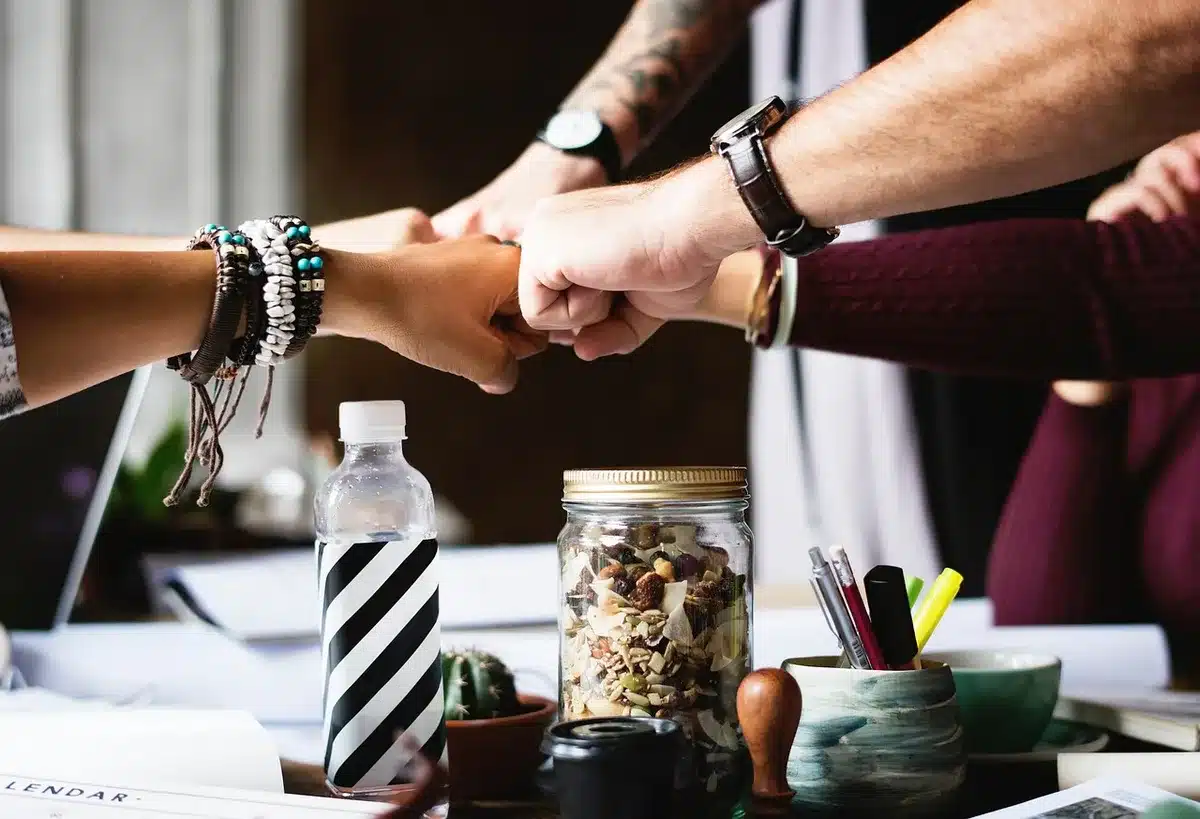 Manager in riunione che discutono digitalizzazione e AI