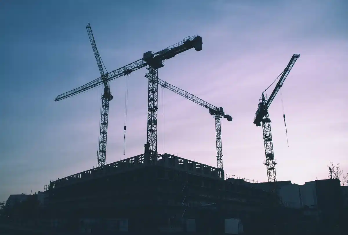 Operai al lavoro su muratura e impianti in un cantiere