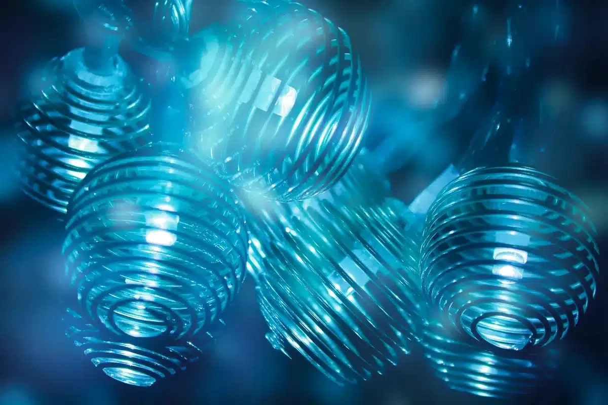 Strip LED installate sotto i pensili che illuminano uniformemente il top