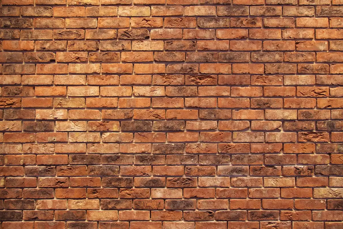 Dettaglio della superficie granulosa di un lavello composito che imita la pietra