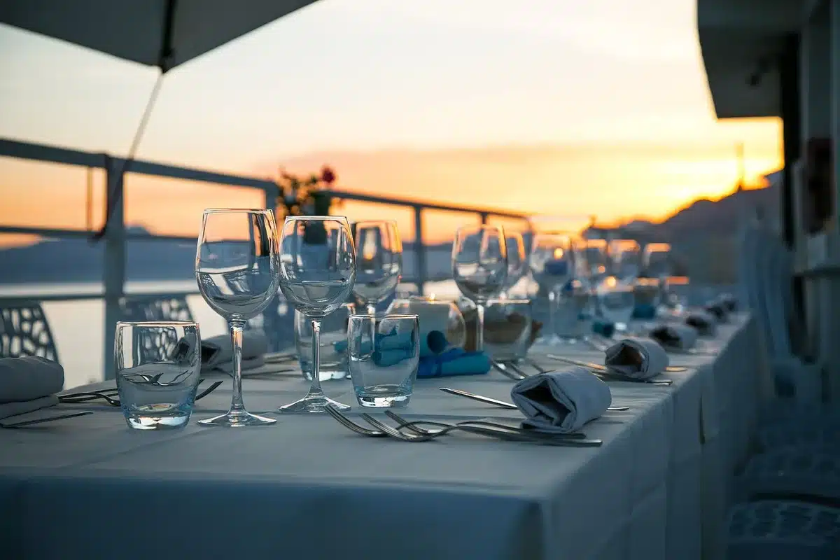 Tavolo da pranzo in marmo con venature evidenti e illuminazione sottile