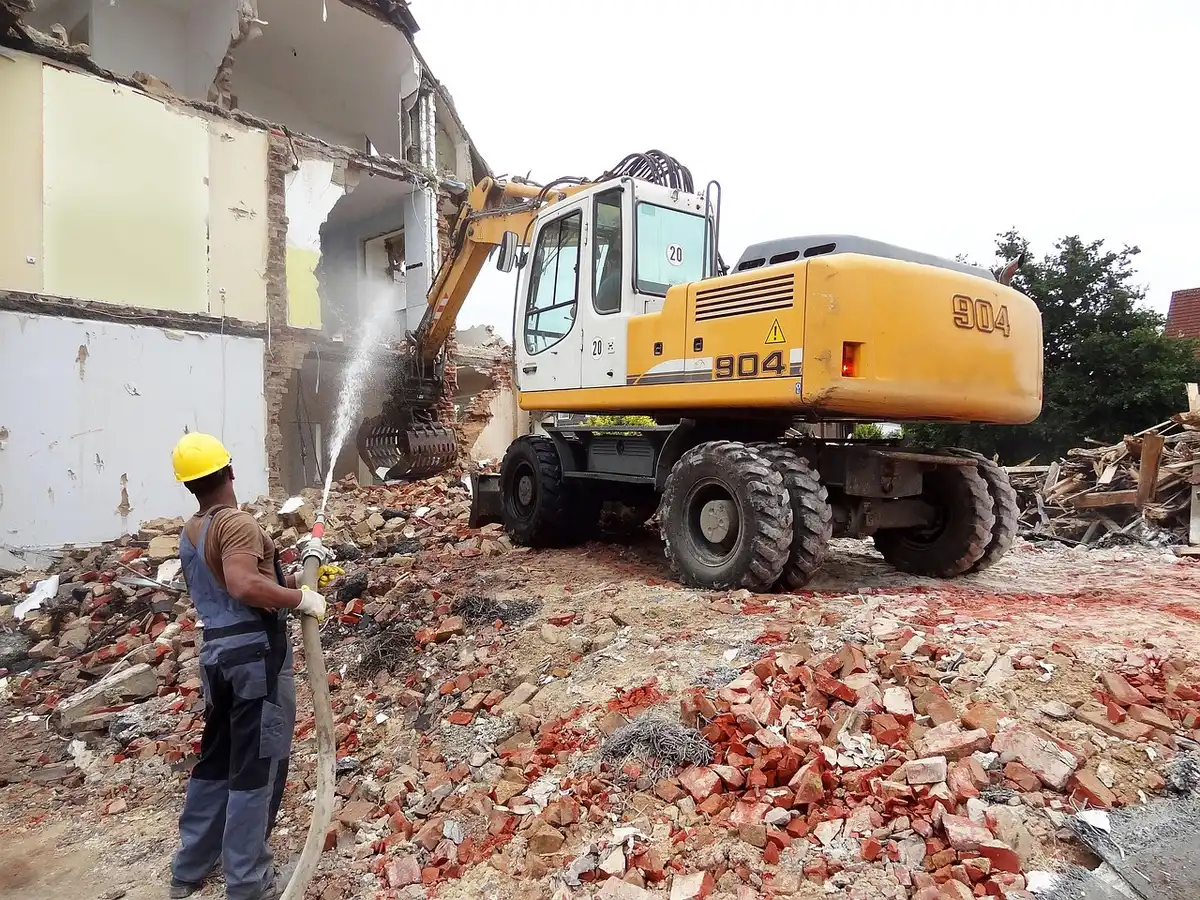 Cantiere interno con tramezze parzialmente demolite e nuovi setti in costruzione