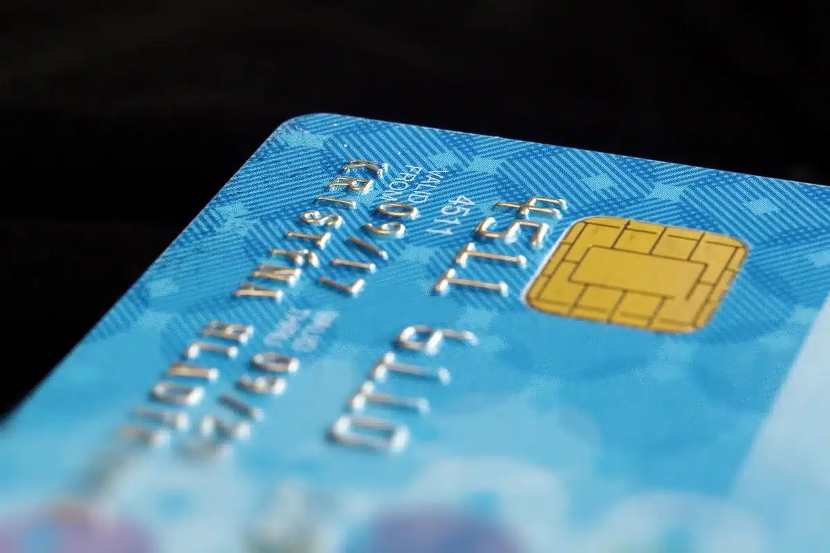 Terminale POS con carte e portafogli digitali sul banco