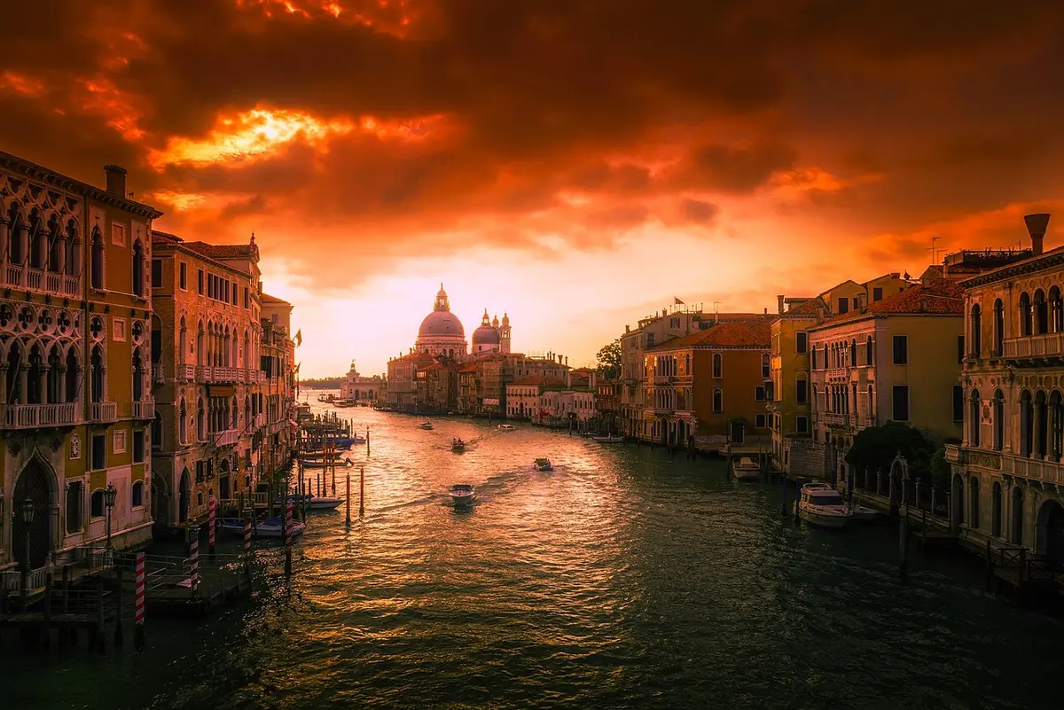 Persone lungo i Navigli di sera, locali e movimento