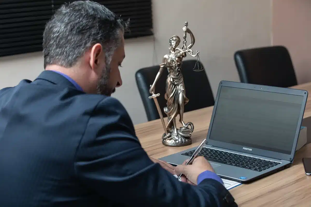 Avvocati discutono documenti legali su un tavolo