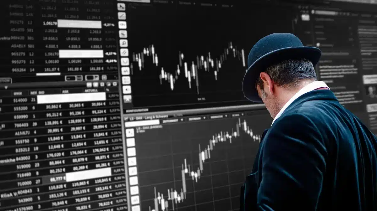 Schermo con grafici di borsa in calo e dati finanziari