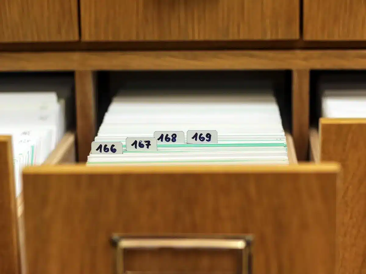 Documenti societari e grafici che illustrano la scissione parziale di una holding