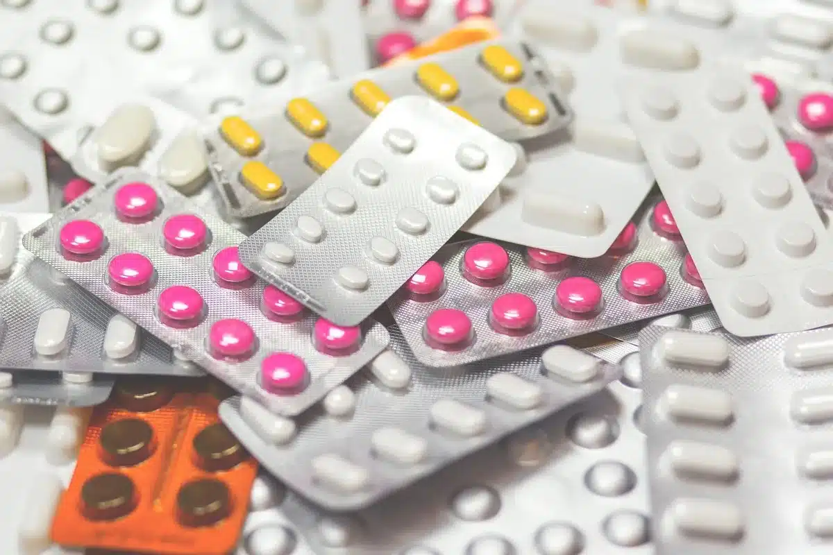 scaffali di cosmetici in un drugstore senza marchi riconoscibili