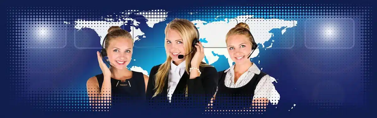 Telefono su un tavolo con documenti, simbolo di una conversazione diplomatica non identificata