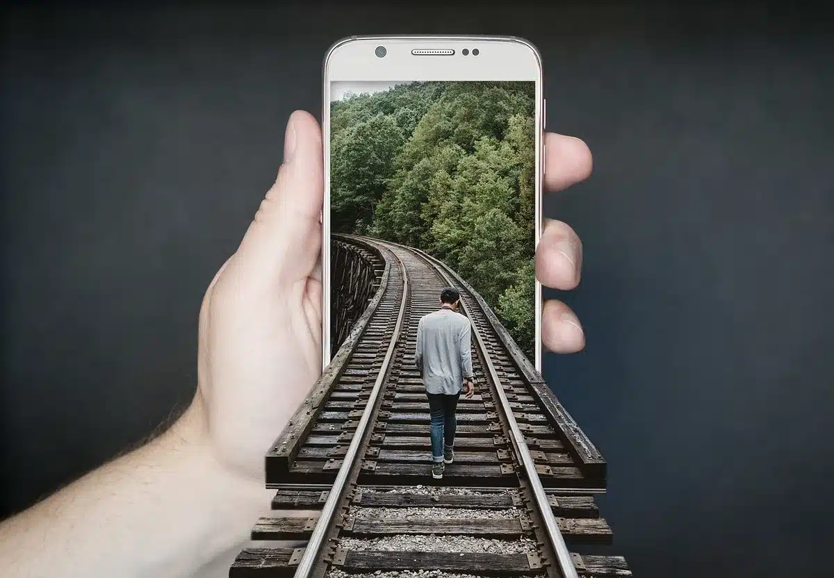 Mani anonime tengono documenti diplomatici e uno smartphone su una mappa sfocata