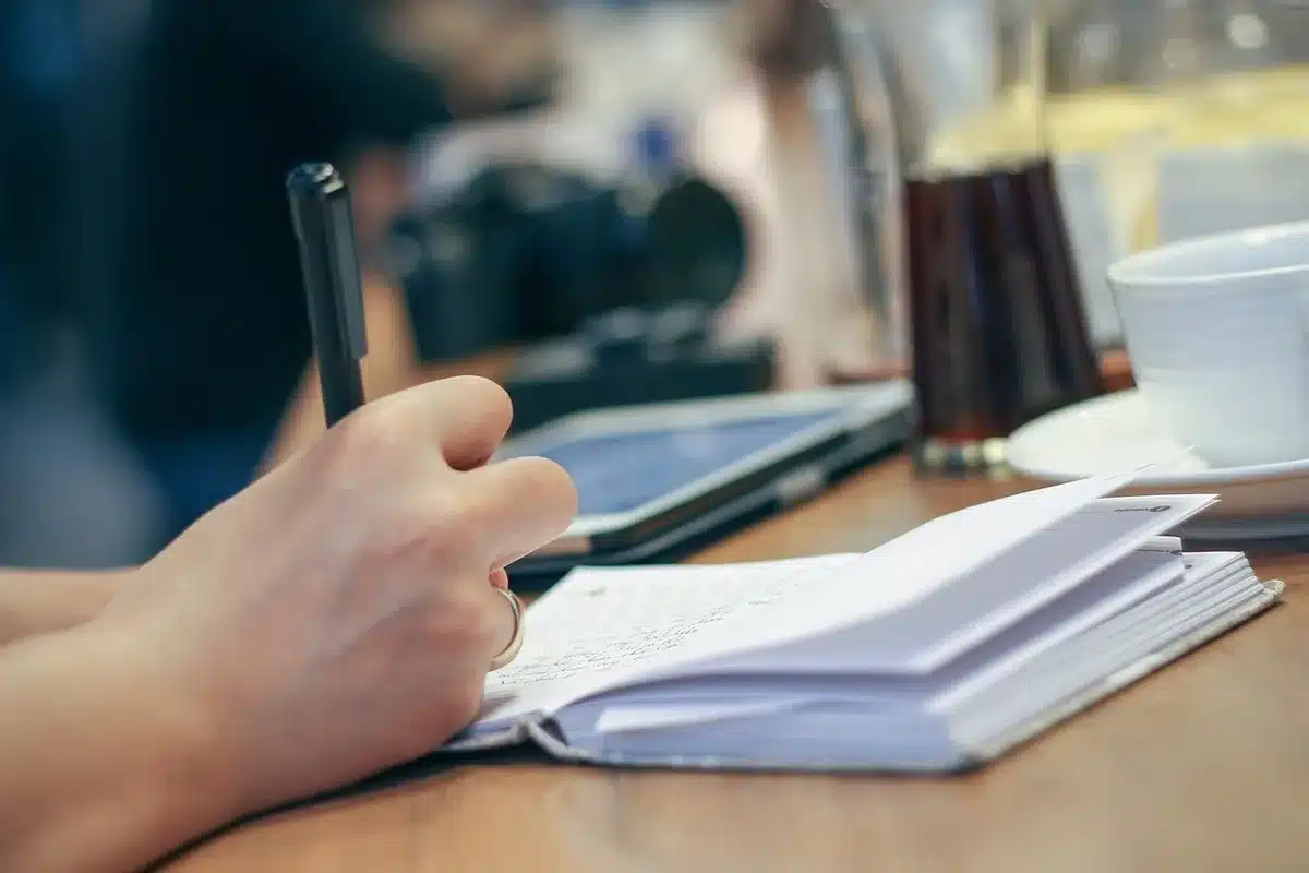 Documenti finanziari e calcolatrice che simboleggiano liquidità e breve duration