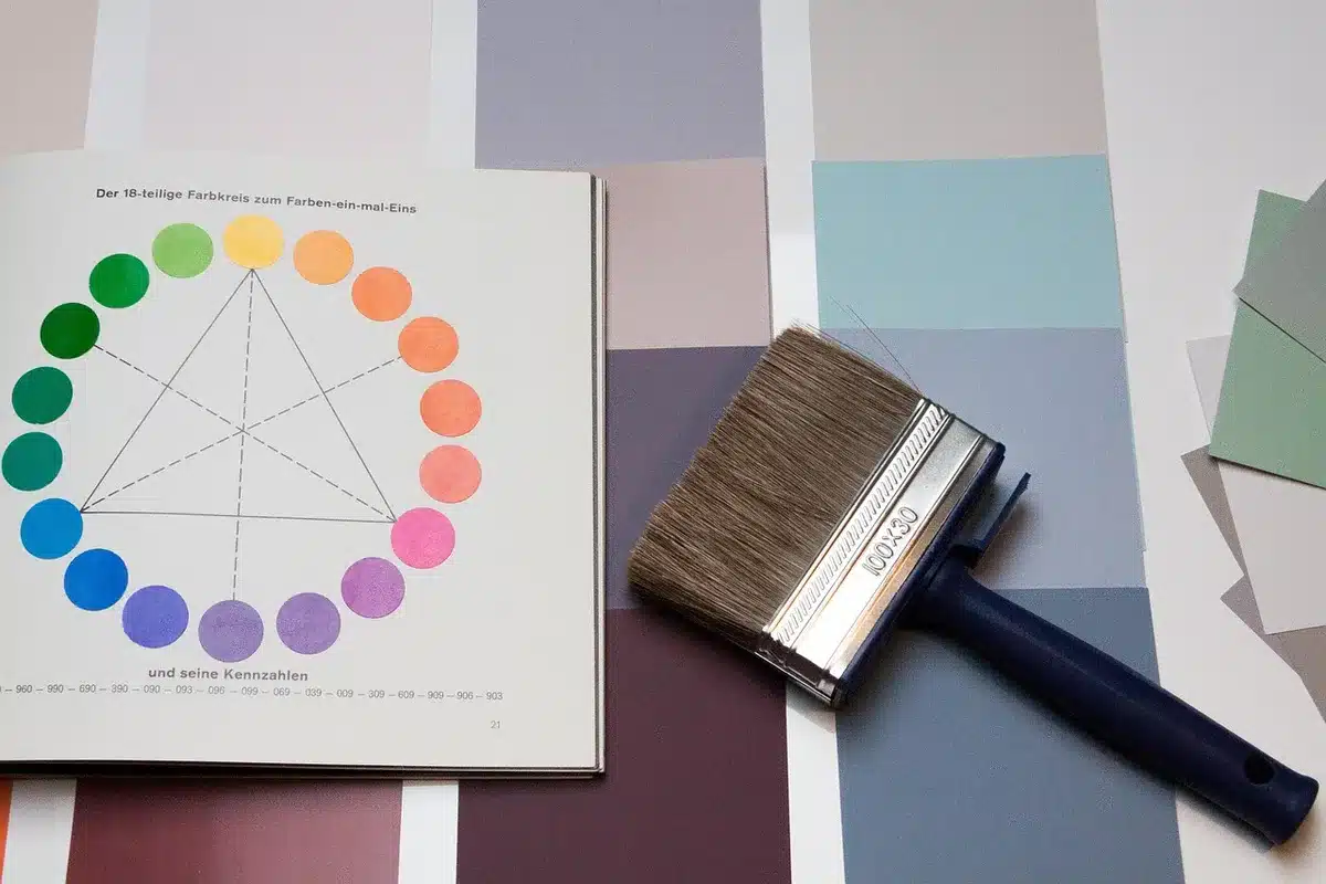 Interno con parete curva e luce naturale durante una ristrutturazione