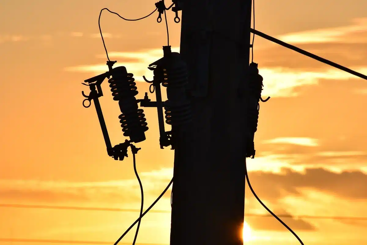 Tecnici che installano cavi elettrici per rete e infrastrutture