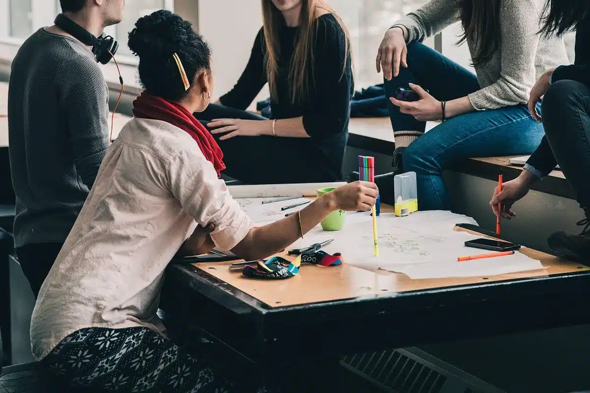 Incontro tra investitori che esaminano grafici e valutano rischi e opportunità