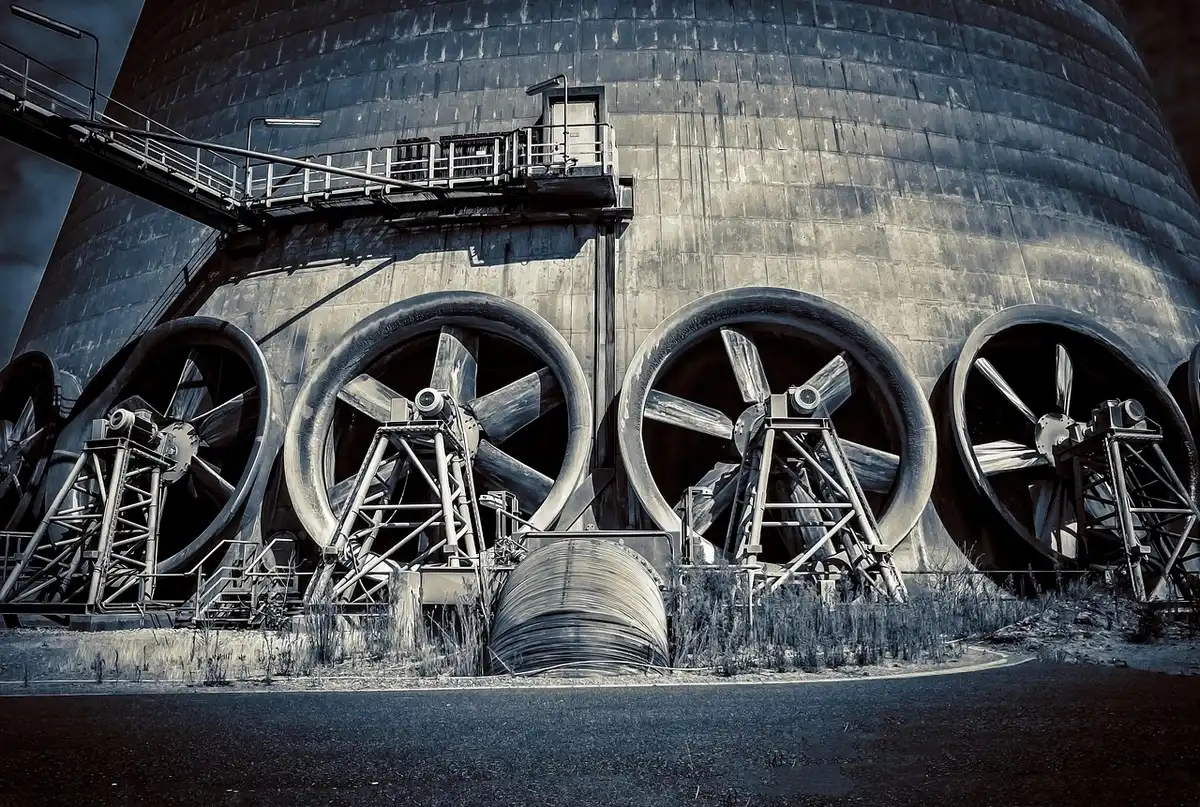 Cantiere infrastrutturale industriale con macchinari e gru